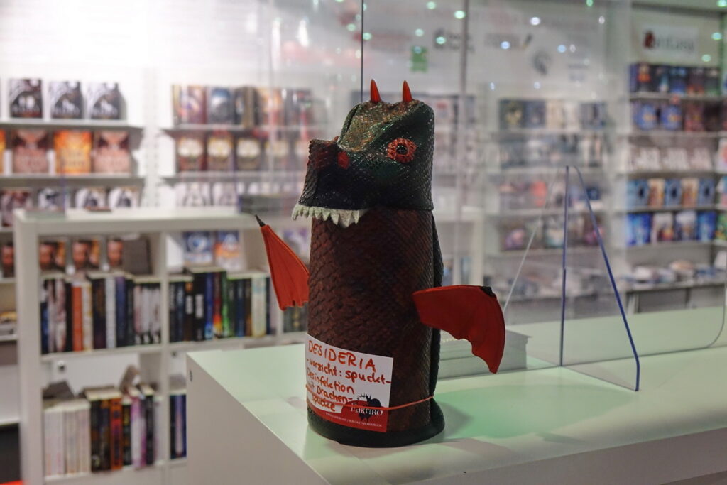 Frankfurter Buchmesse 2021 Desinfektionsmittel spuckender Drache von den Dragonfairys bei Fakriro