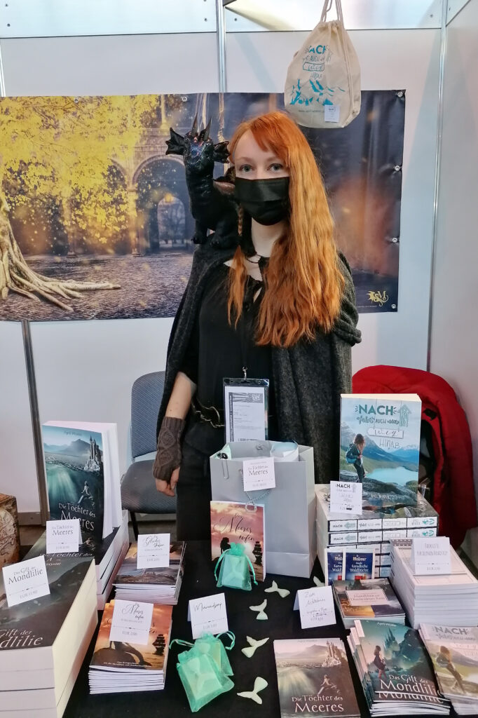 April Wynter als Ausstellerin auf der Comic Con Stuttgart 2021 - Wie du als schüchterner Mensch Bücher verkaufst auf einer Messe